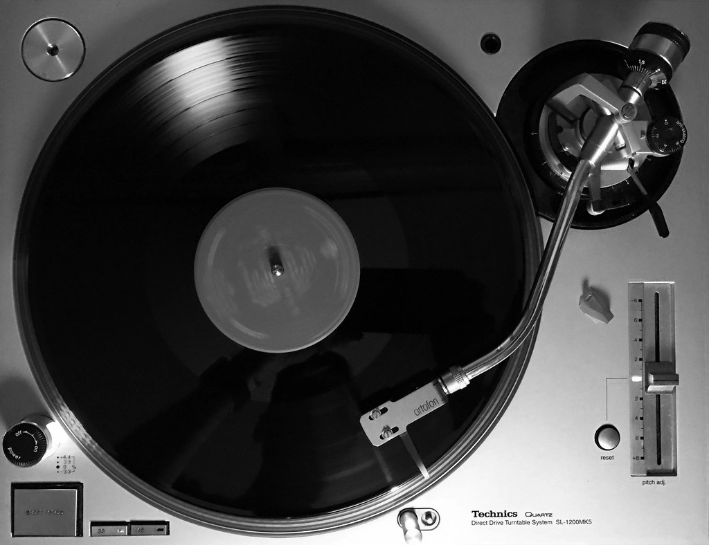 Technics SL-1200MK5 Pikap Üzerinde Dönen Siyah Beyaz Vinil Plak Görüntüsü