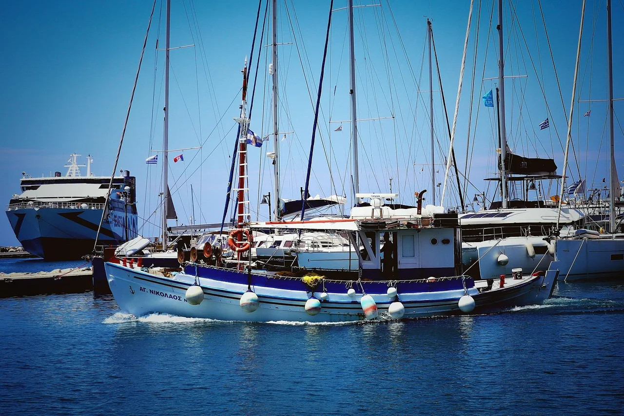 Tekne limanda duruyor - doğal deniz manzarası
