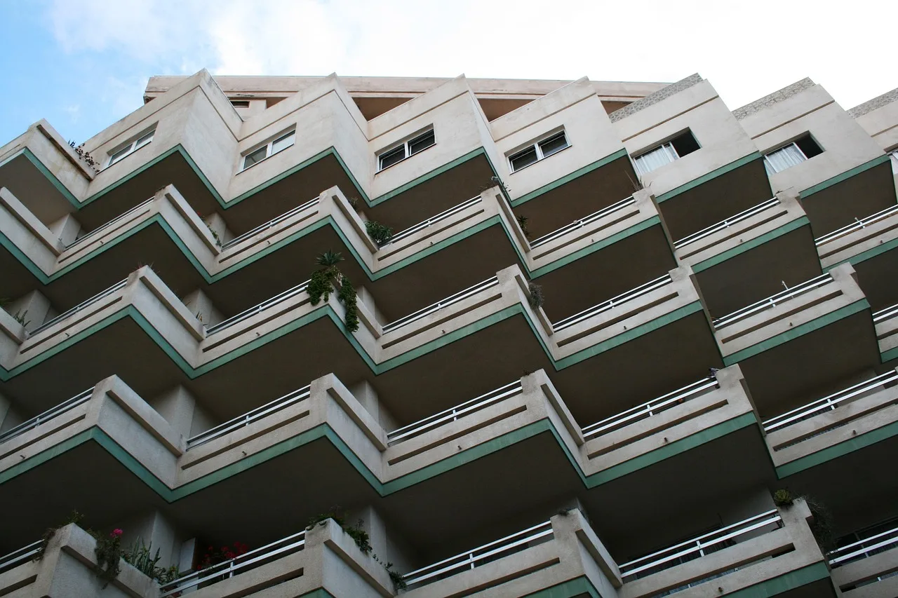 Tenerife silüetiyle yüksek gökdelen balkon görüntüsü