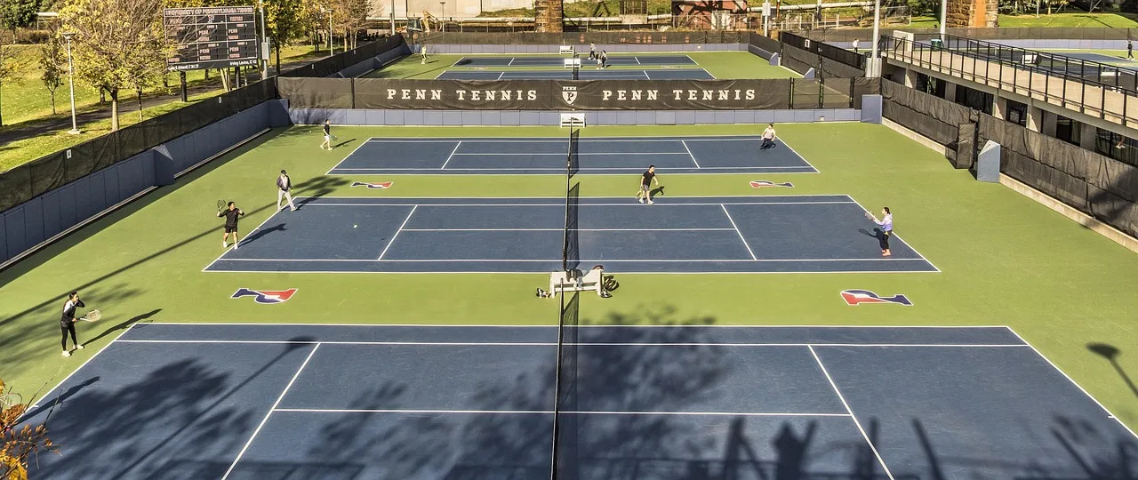 Tenis kortu çim sahada açık hava maçı