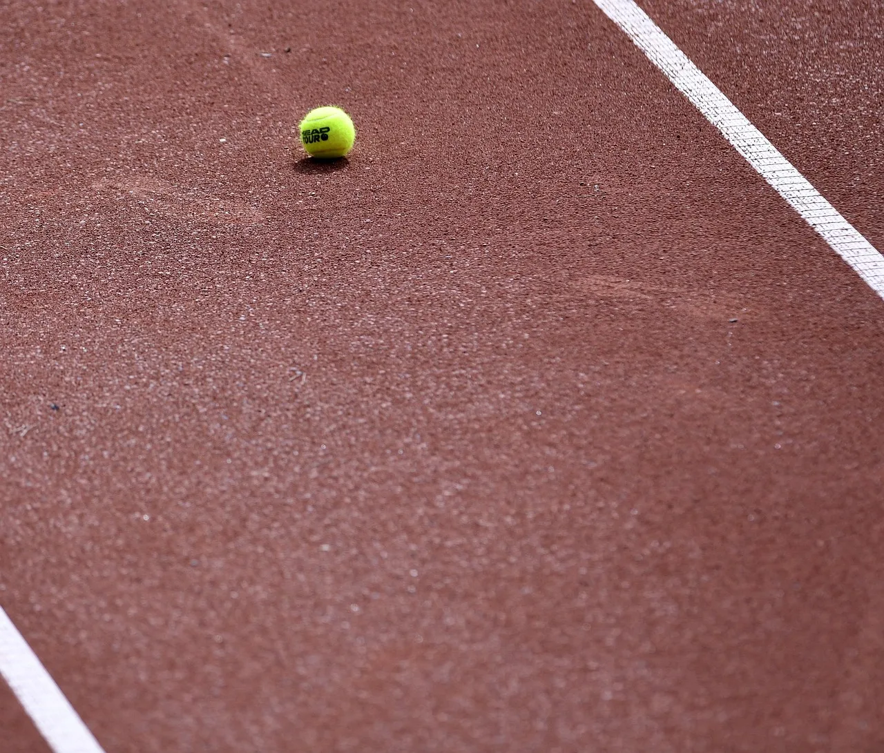 Tenis kortu - kireçtaşı zeminde top