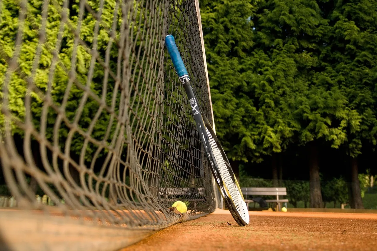 Tenis kortu kırmızı toprakta top