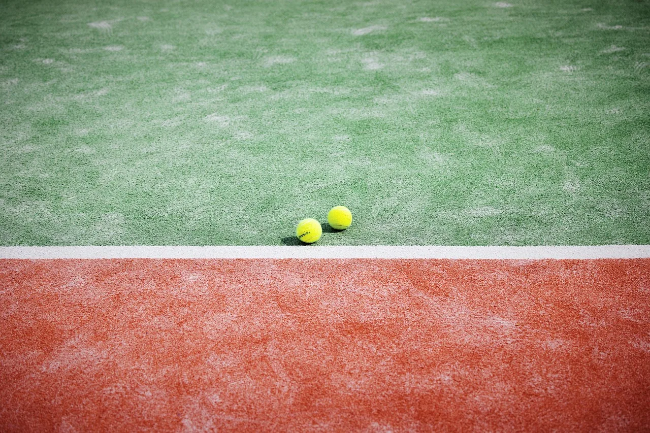 Tenis kortu toplarıyla dolu dinamik sahne