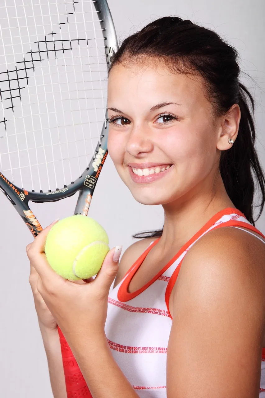 Tenis kortunda genç kız aktif oyun