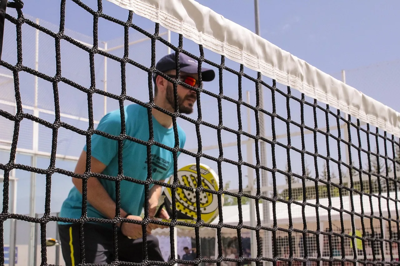 Tenis kortunda raket ve top aksiyonu