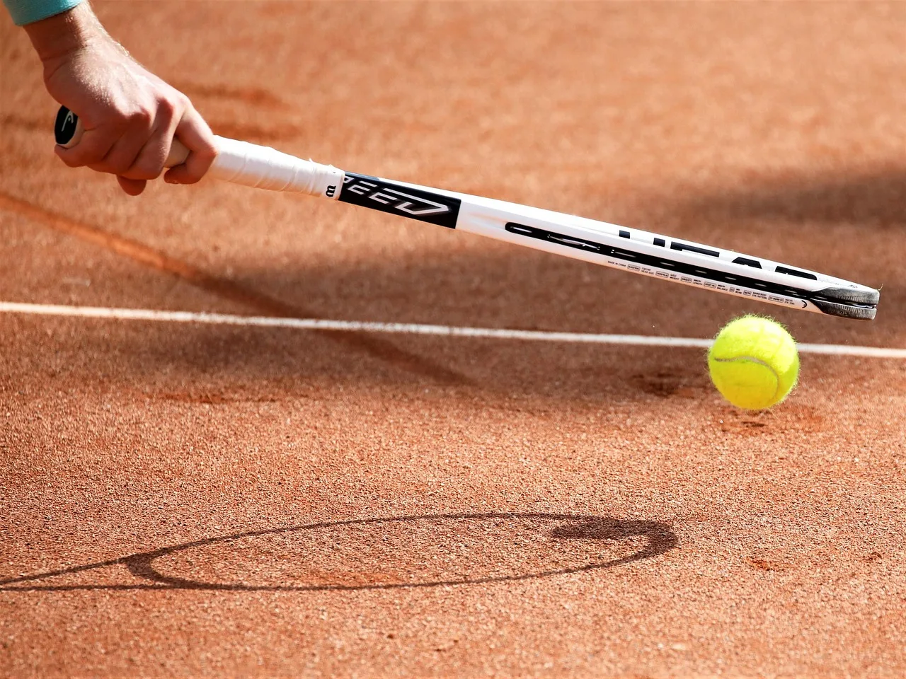 Tenis kortunda raket ve top - hareketli oyun
