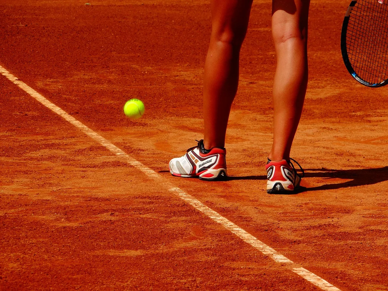 Tenis raketi spor kortu - dinamik hareket
