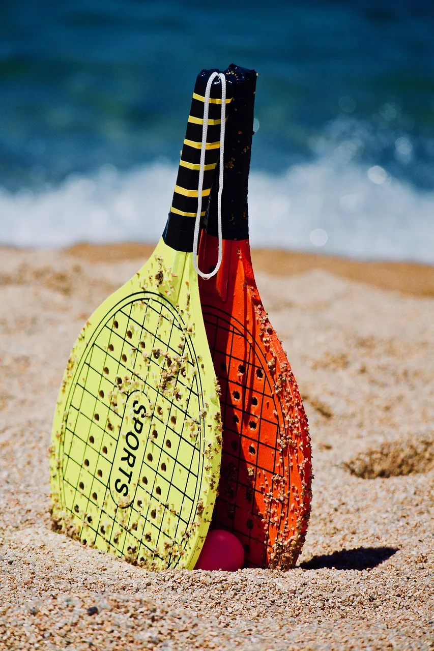 Tenis raketiyle sahilde spor - yaz tatili