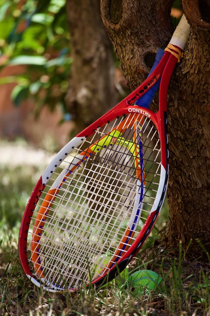 Tenis raketli gençler dış mekanda egzersiz