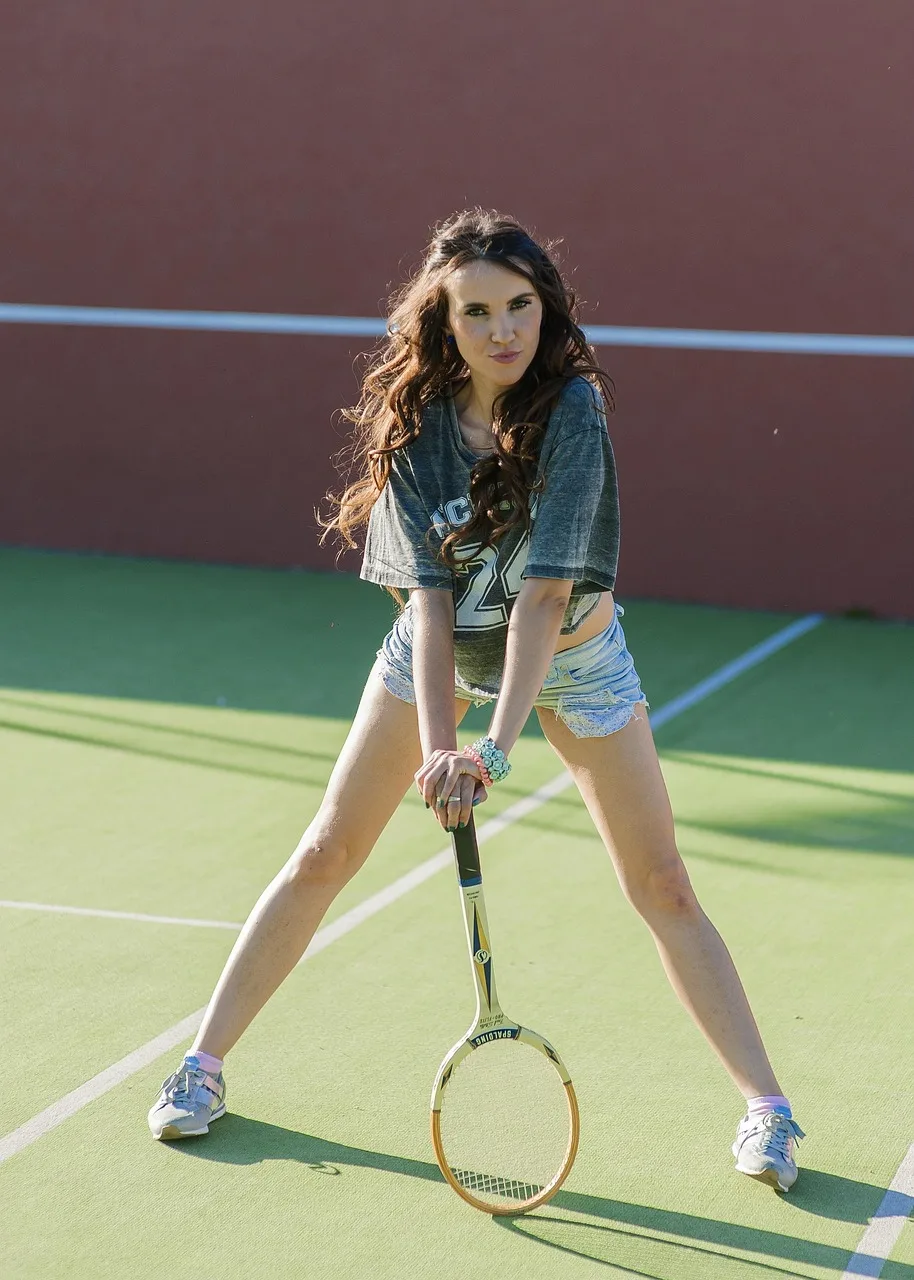 Tenis sahasında aksiyon dolu model fotoğrafı