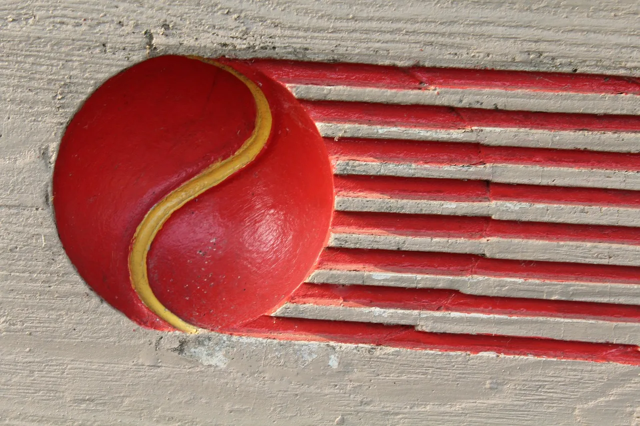 Tenis topu duvara çarpan hızlı spor fotoğrafı