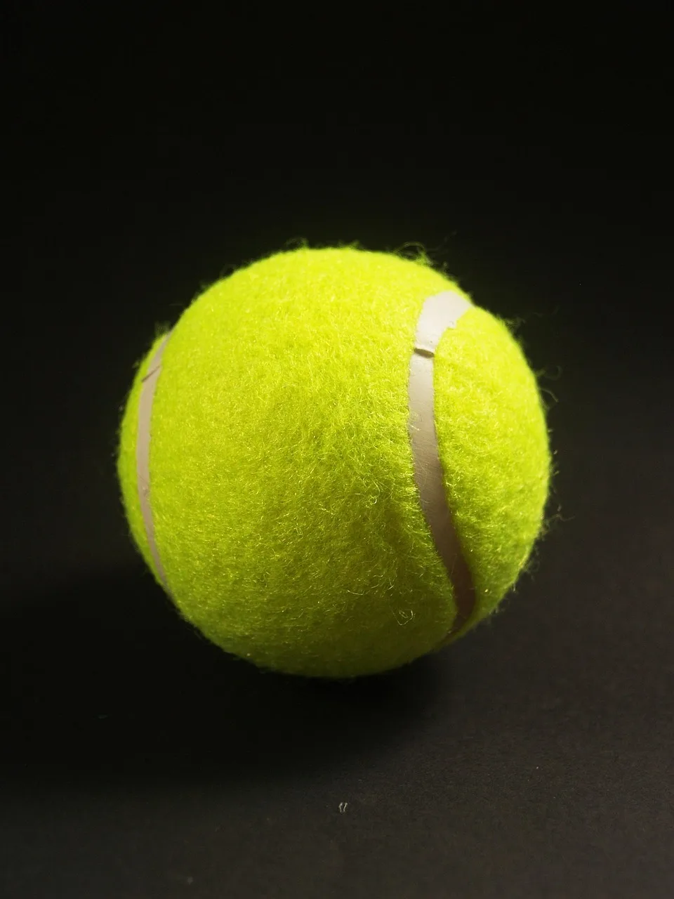 Tenis topu raketle beyaz arka plan