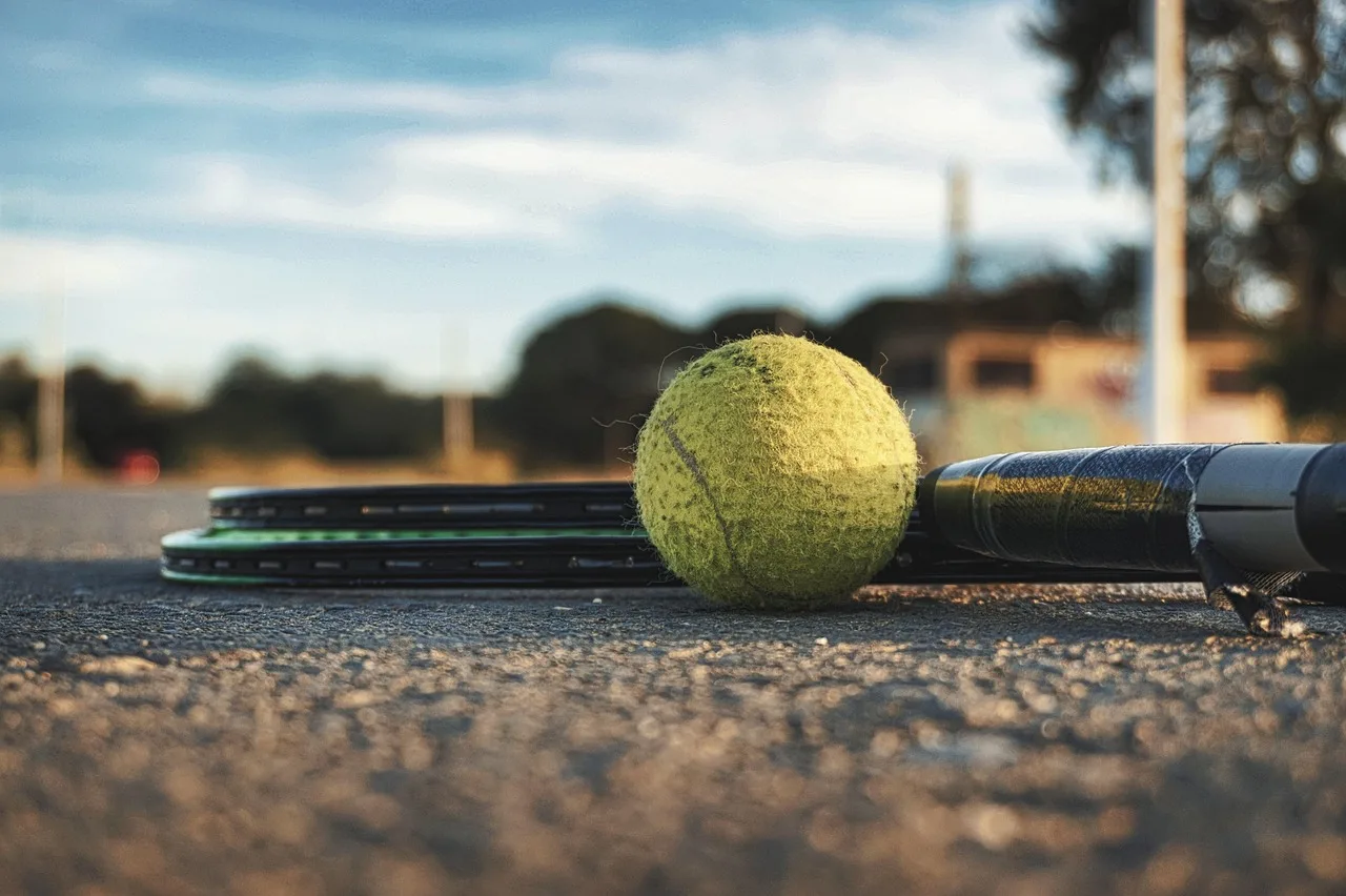 Tenis topu ve raket antrenman sahası