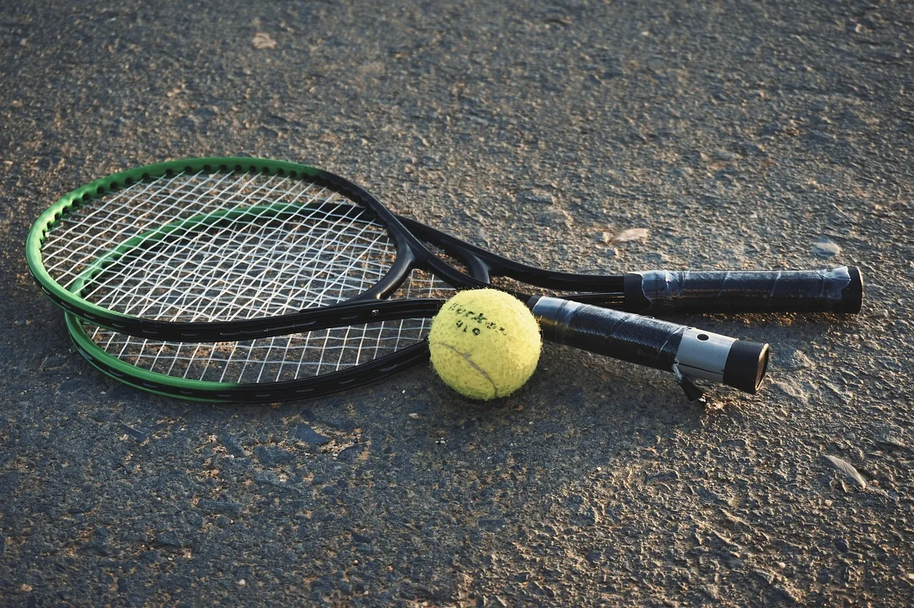 Tenis topu ve raket – dinamik spor fotoğrafı
