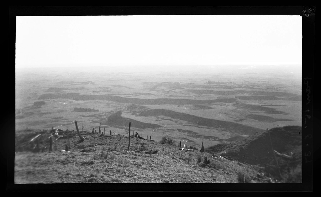 Tepeden Siyah Beyaz Vadiler ve Ovaların Sisli Panoramik Görünümü