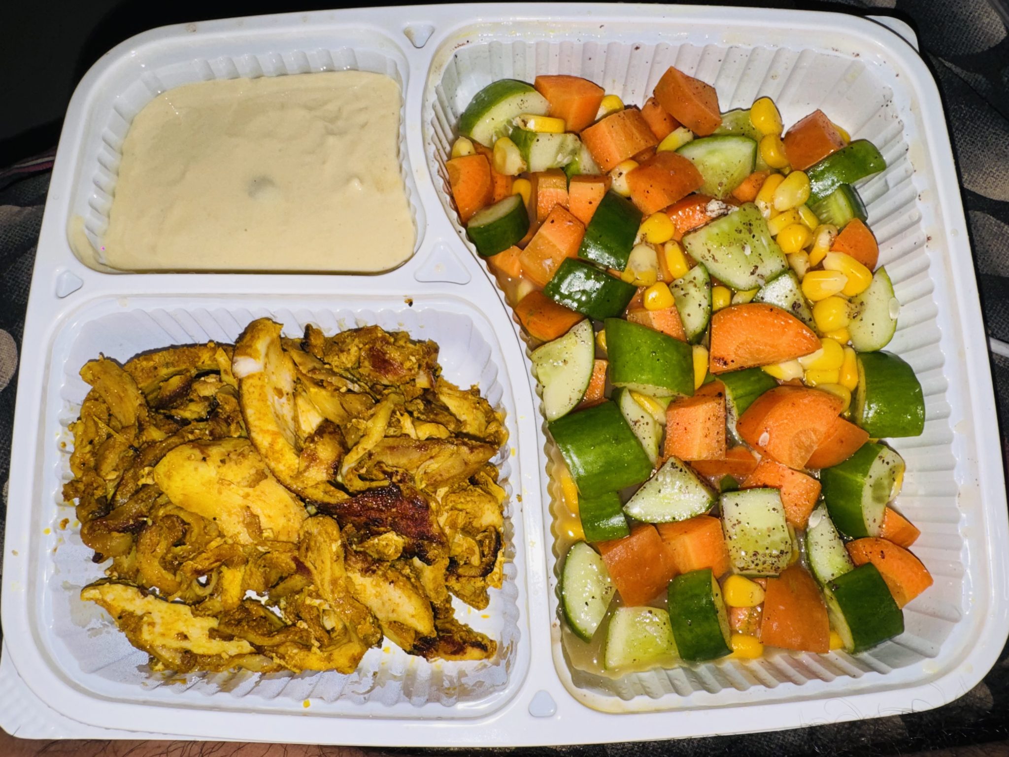Tepside Tavuk Döner, Humus ve Taze Sebze Salatası: Sokak Lezzeti Sunumu