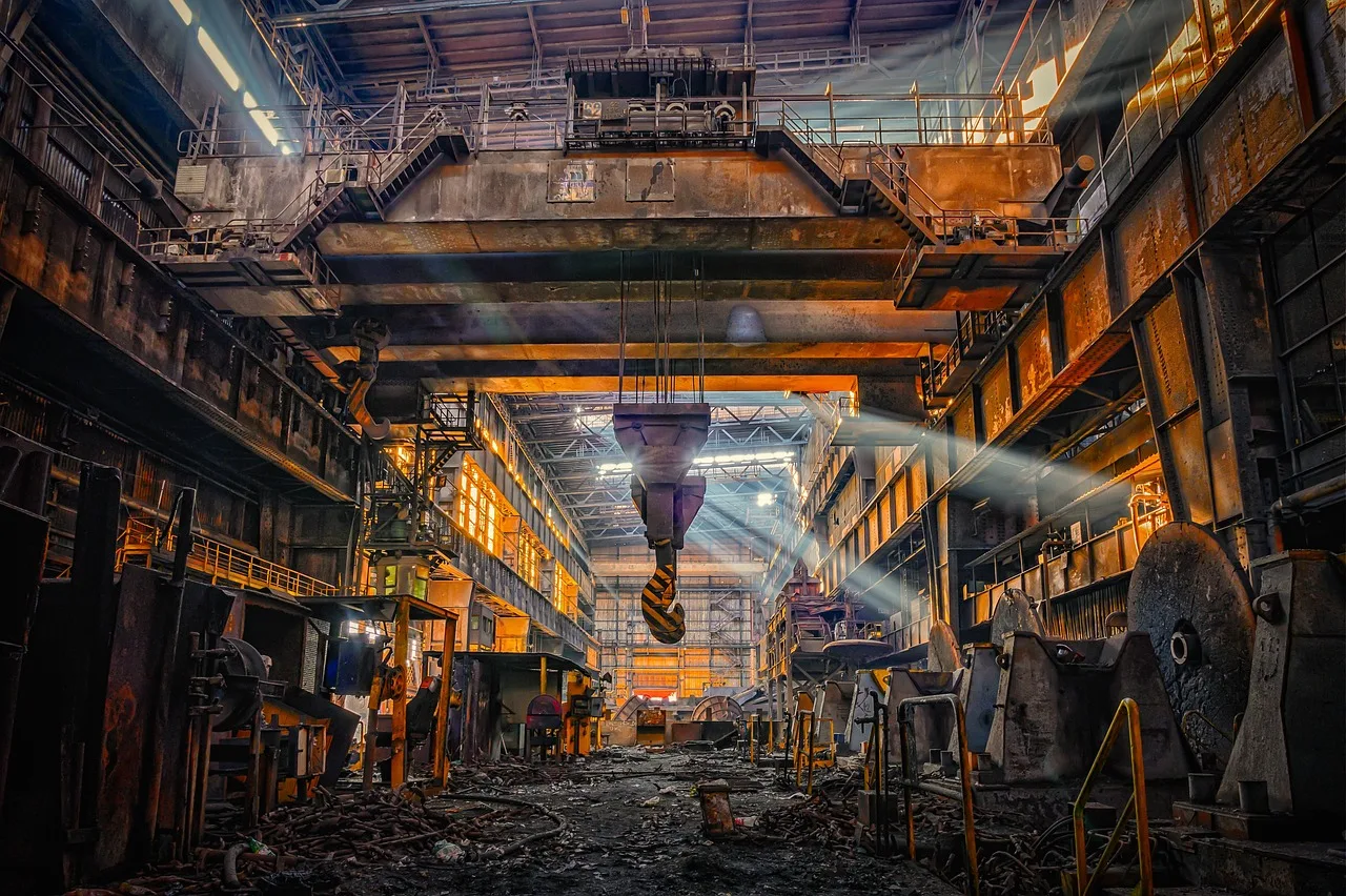 Terk edilmiş çelik fabrikası ve vinç manzarası Terk edilmiş çelik fabrikası ve vinç manzarası