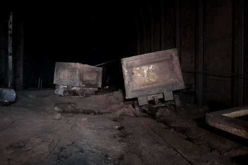 Terk Edilmiş Endüstriyel Tesisin Karanlık Koridorundaki Paslı Vagonlar