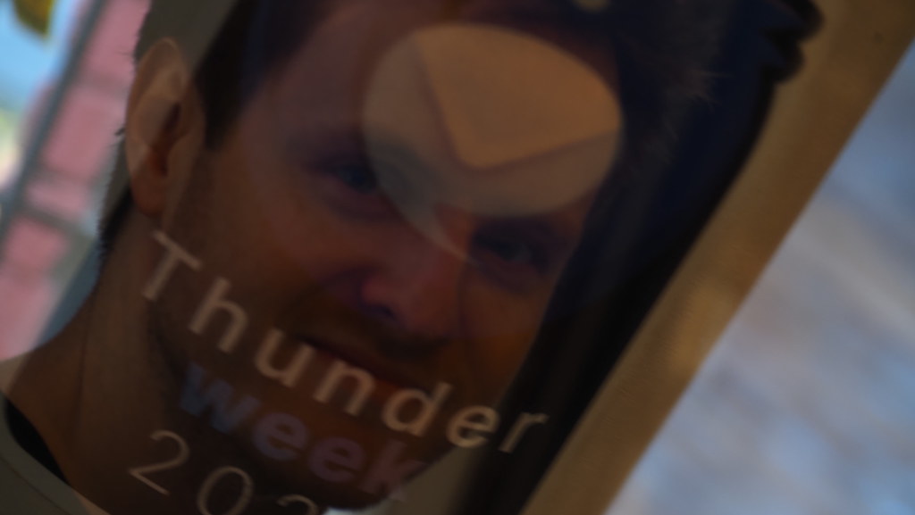 Thunder Week etkinliği telefon ekranı yansıması ve teknoloji dünyası heyecanı