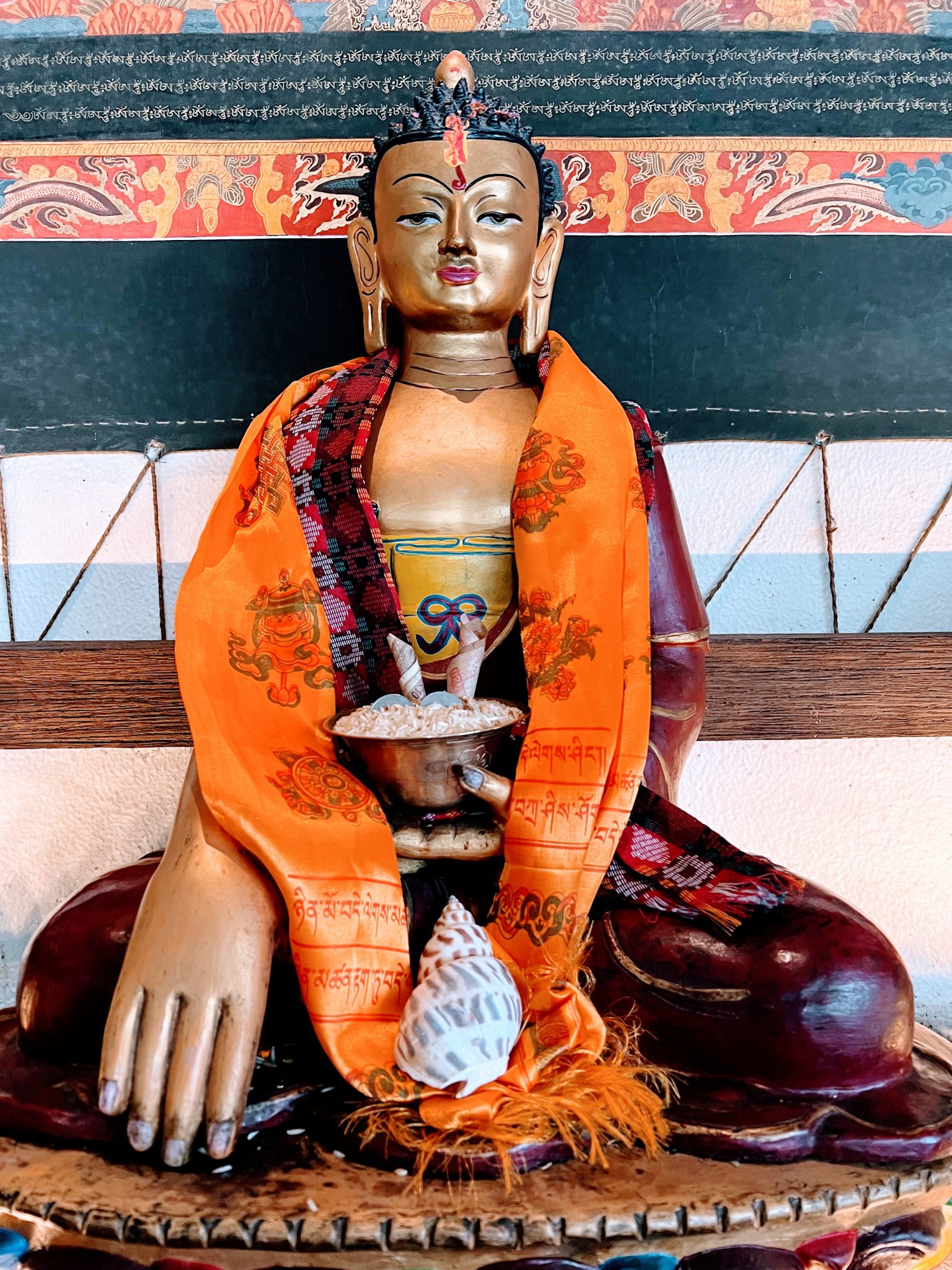 Tibet Tapınağında Altın Kaplama Buda Heykeli ve Mistik Sunu Detayları