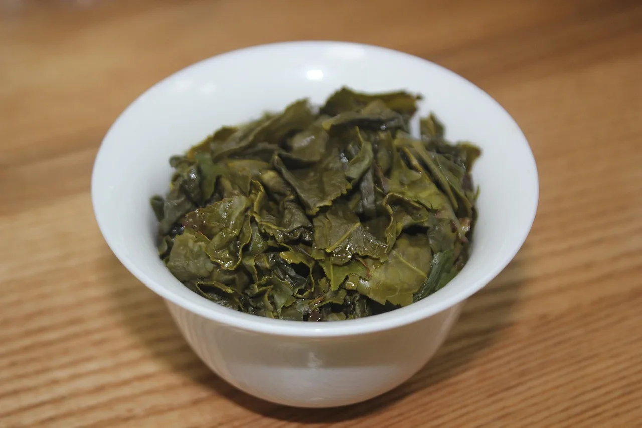 Tieguanyin bitki çayı fincanda dökülüyor - demli kahve