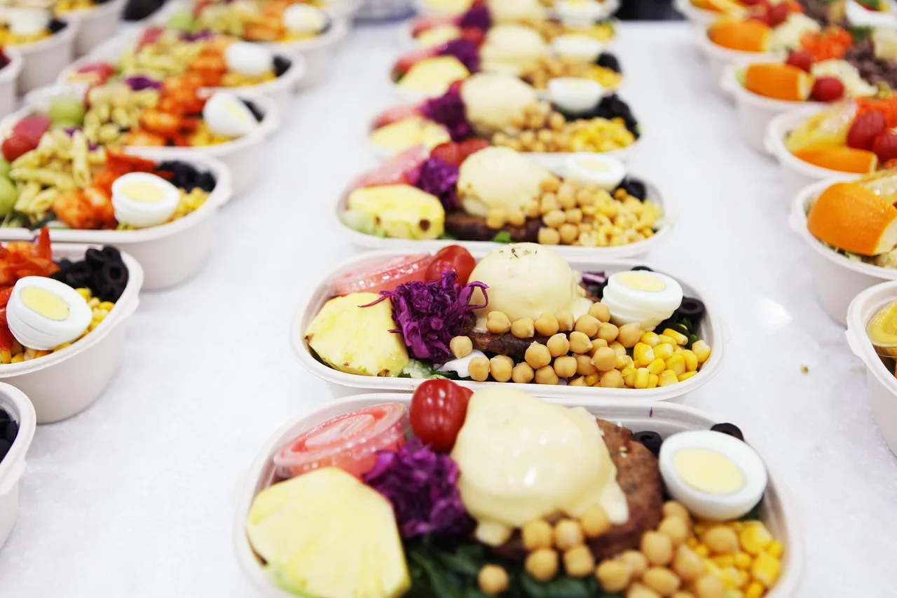 Tofu ve patatesli yeşil salata - sağlıklı tabak
