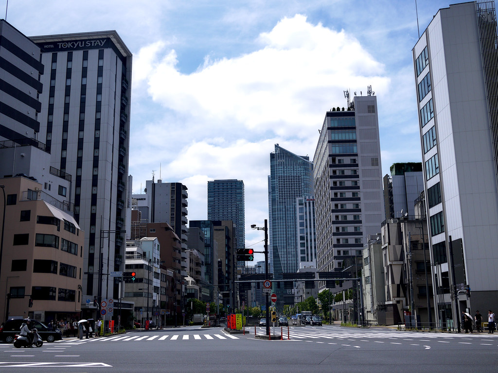 Tokyo'da Bulutlu Bir Günde Gökdelenlerin ve Modern Binaların Şehir Manzarası