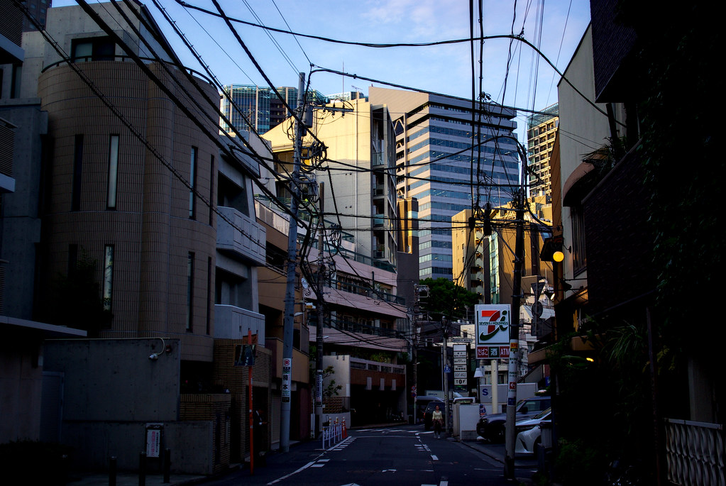 Tokyo'da Gün Batımında Dar Sokaklar ve Modern Gökdelenlerin Uyumu
