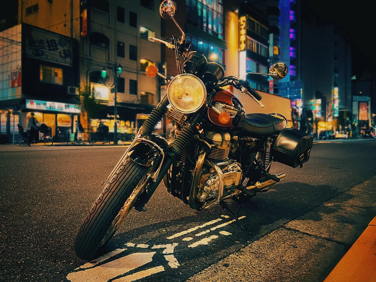 Tokyo gece sokakları vintage motosiklet ışığı