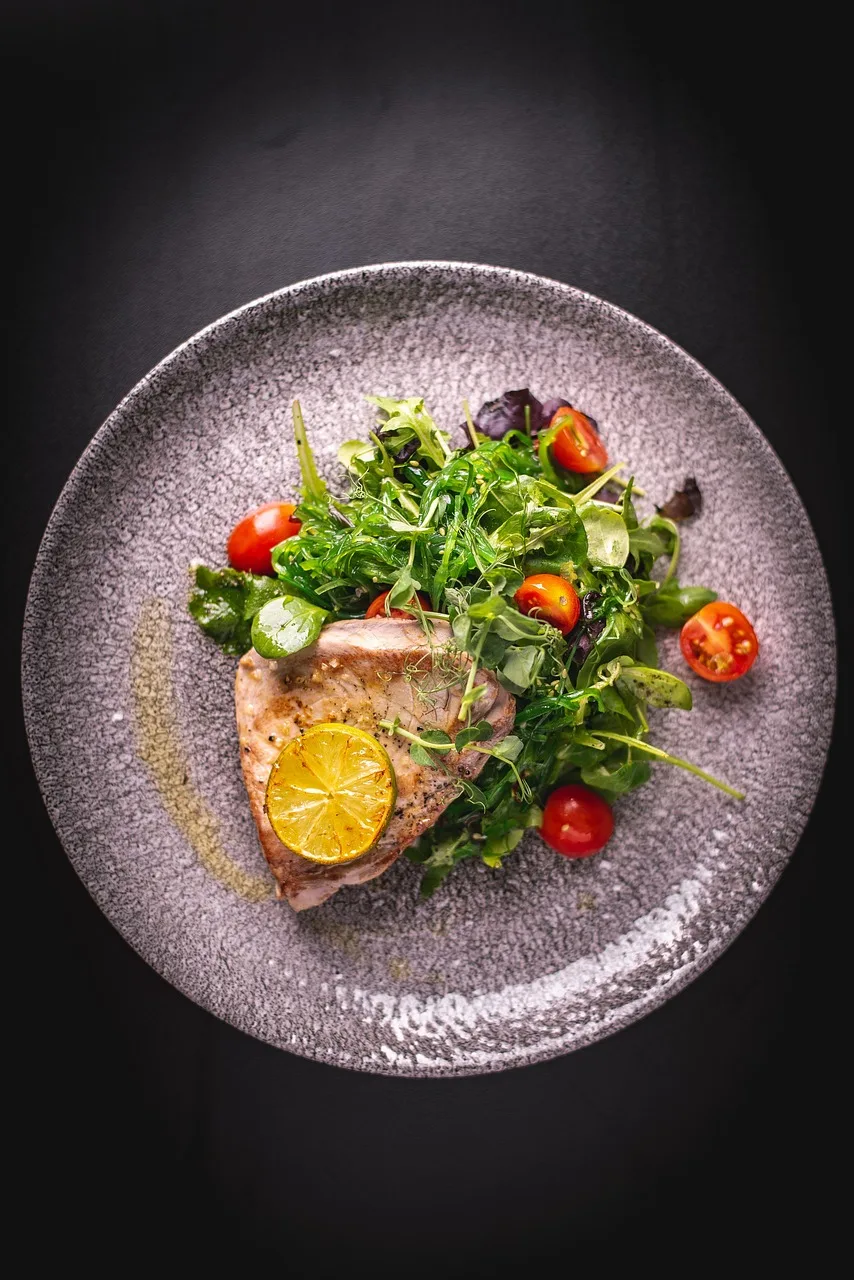 Ton balıklı salata tabağı - sağlıklı öğün fotoğrafı Ton balıklı salata tabağı - sağlıklı öğün fotoğrafı