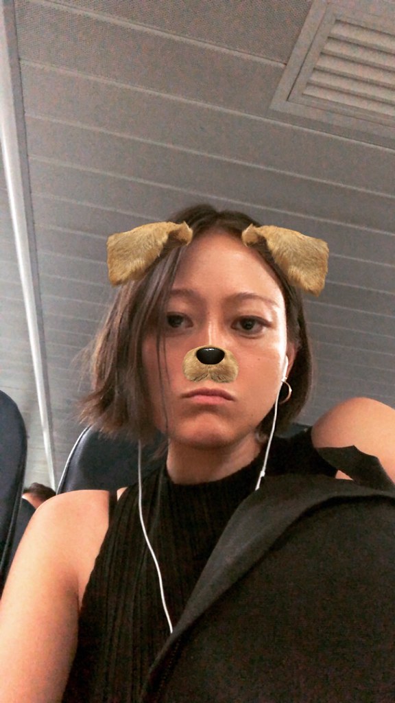 Toplu Taşımada Kulaklıklı Genç Kadının Köpek Filtreli Komik Selfie Anı