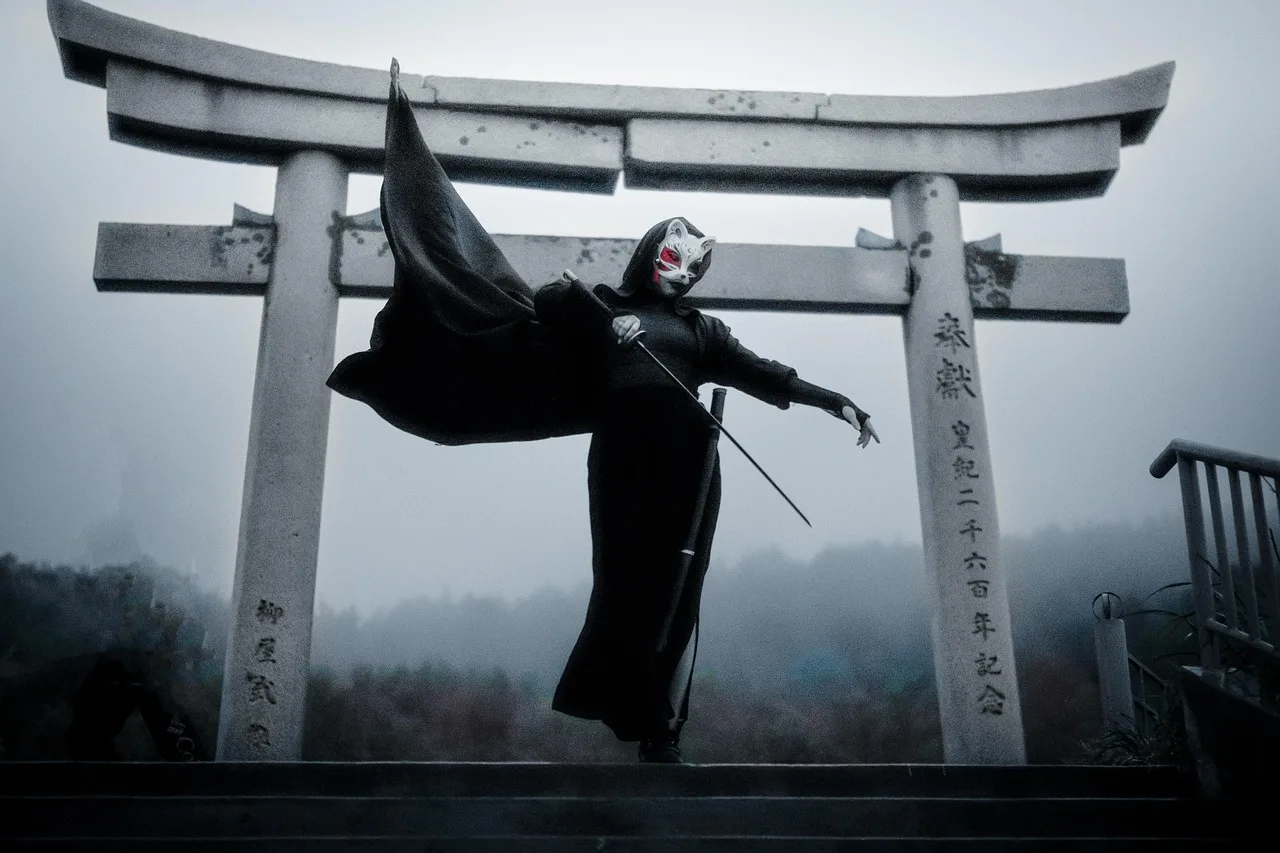 Torii kapısı ve savaşçı cosplay - siyah beyaz Torii kapısı ve savaşçı cosplay - siyah beyaz