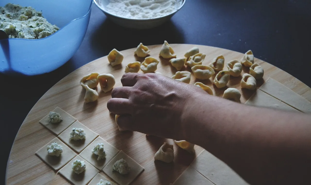 Tortellini hazırlayan şefin mutfak sahnesi