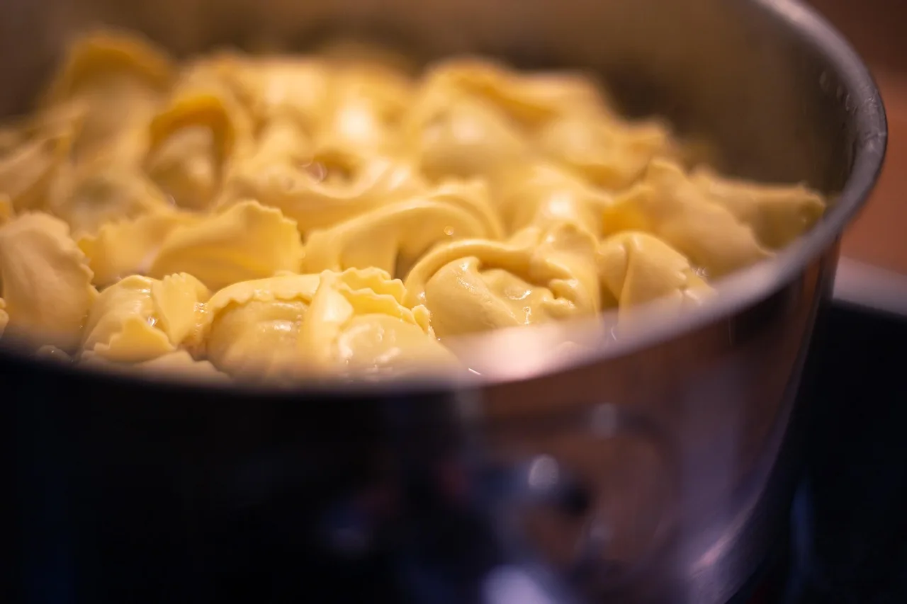 Tortellini makarna haşlama anı - sıcak yemek