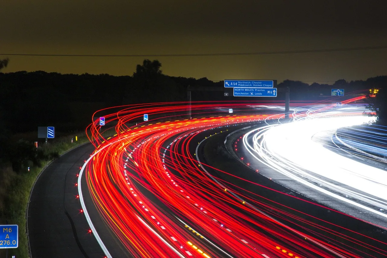Trafik ışıklı otoyol gecesi uzun pozlama