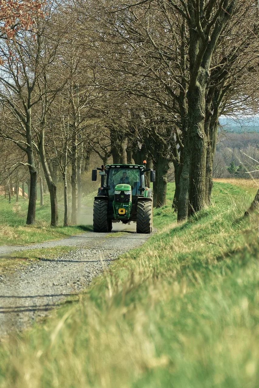 Traktör ile tarlaya gübre serpme işlemi - ilkbahar tarım