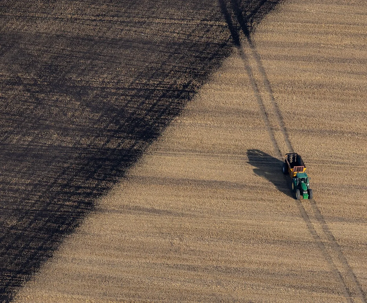 Traktör sürerken geniş tarım tarlası - kırsal manzara