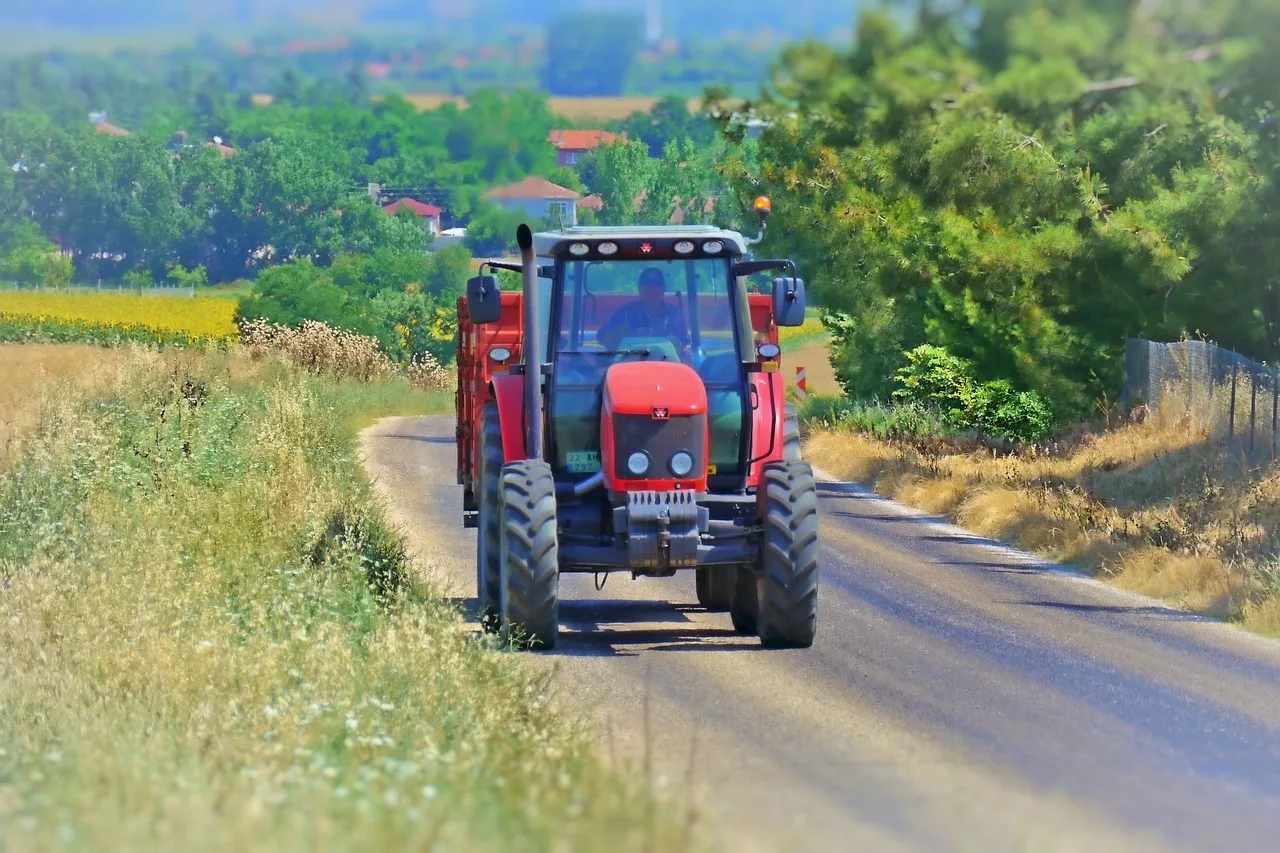 Traktör yol kenarında ekin hasadı fotoğrafı