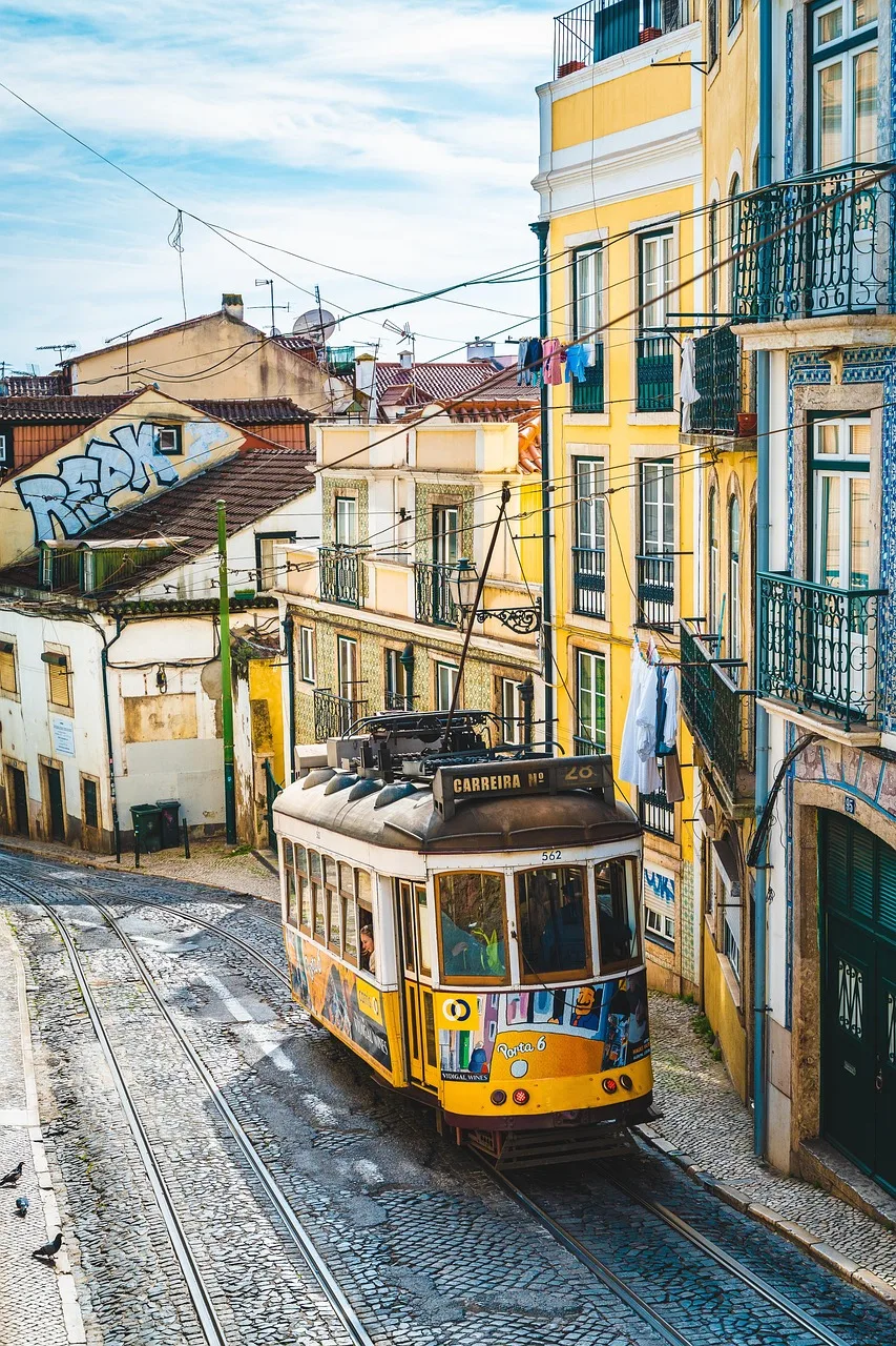 Tramvaylı şehir manzarası Portekiz