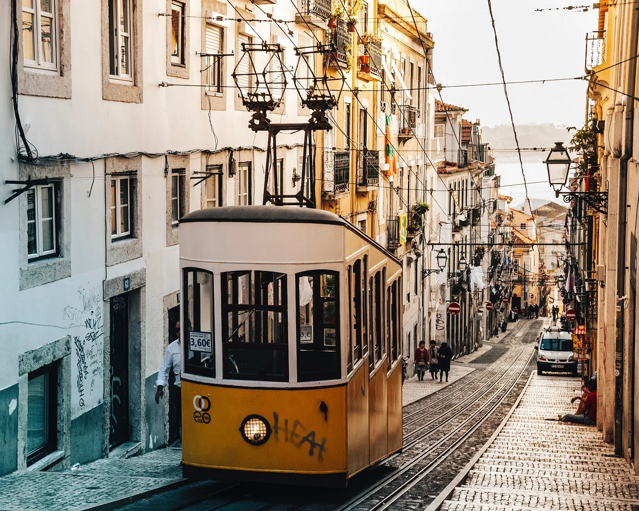 Tramvaylı şehir sokak fotoğrafı - modern ulaşım
