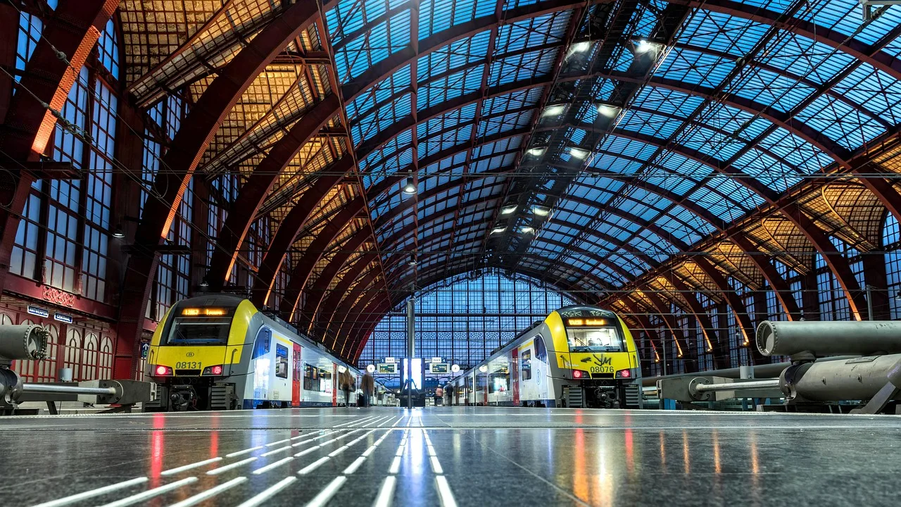 Tren istasyonu modern cam cephe - Belçika