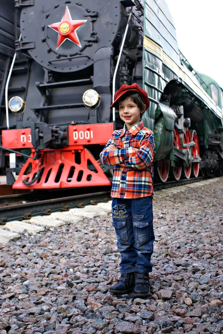 Tren istasyonu önünde bebek portresi - sevimli yolculuk