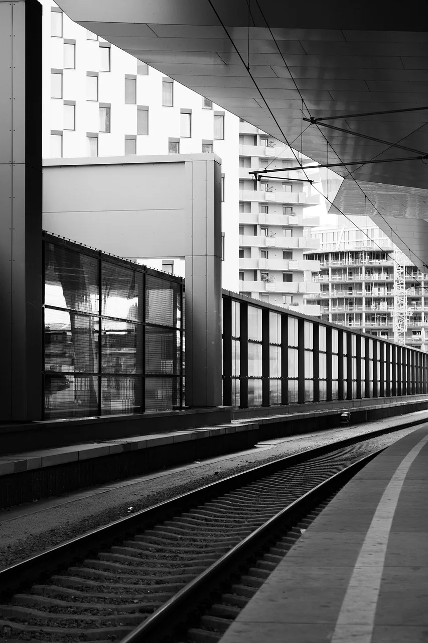 Tren istasyonu platformu - modern demiryolu sahnesi