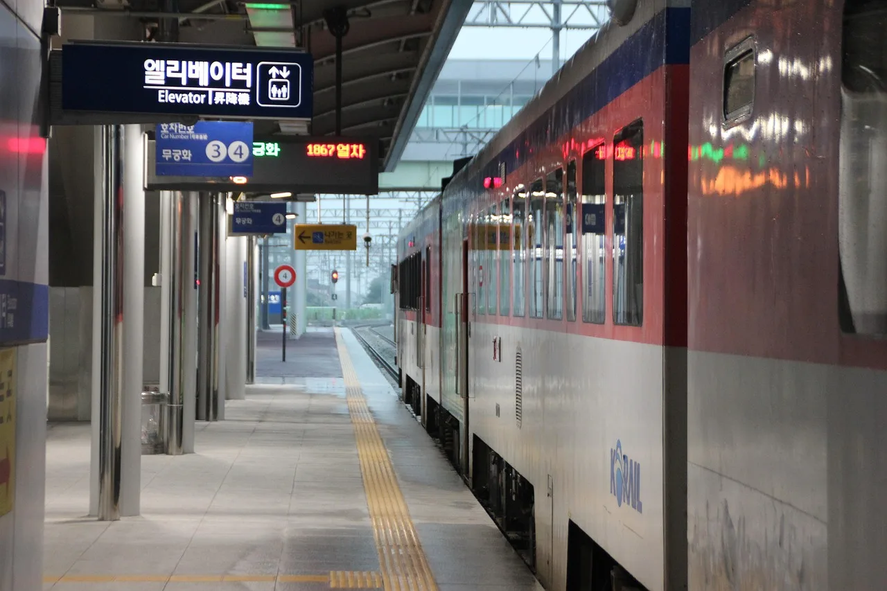 Tren istasyonu platformunda bekleyen yolcular