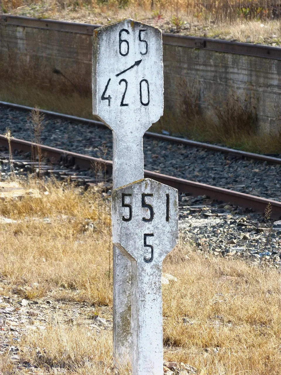 Tren yolu işaretleri ve demiryolu tabelaları manzarası Tren yolu işaretleri ve demiryolu tabelaları manzarası