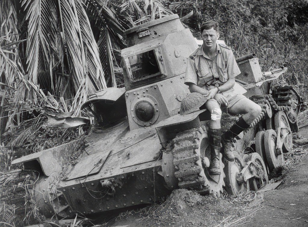 Tropik Ormanda Terk Edilmiş Tank Üzerinde Oturan Yaralı Asker Fotoğrafı