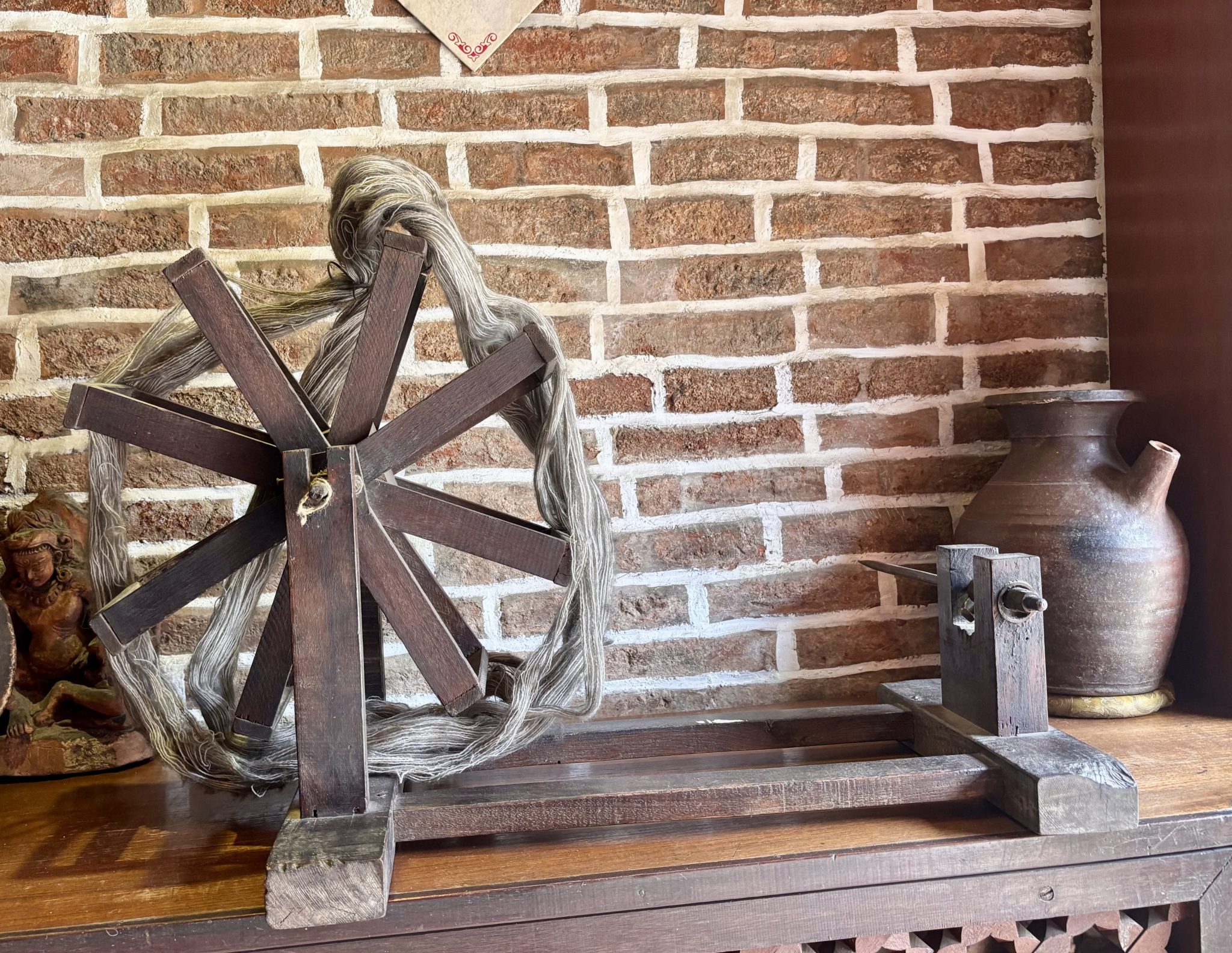 Tuğla Duvar Önünde Geleneksel Ahşap Çıkrık ve Toprak Testi ile Nostaljik Atmosfer