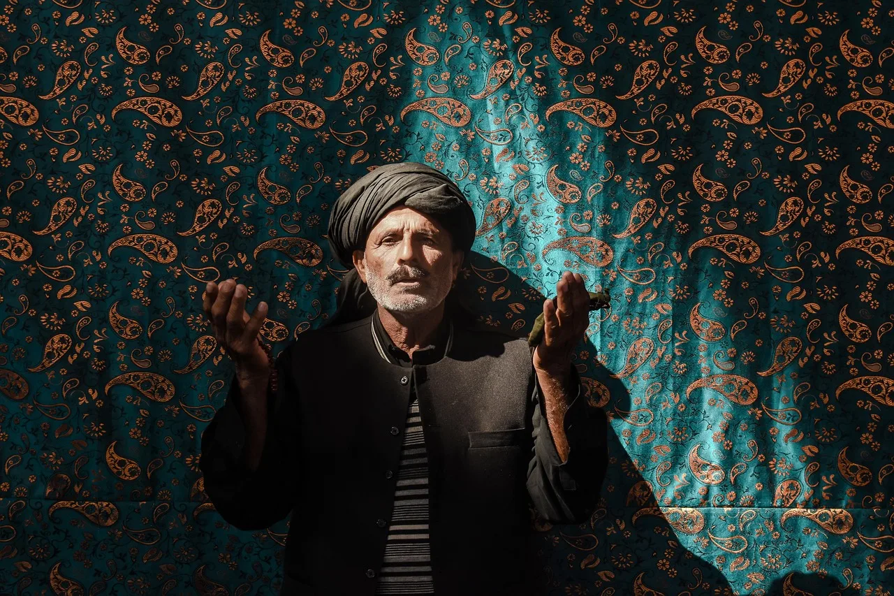 Türbanlı yaşlı adam dua eder