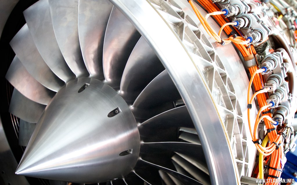 Turbofan jet motorunun parlak çelik fan kanatları ve hassas iç yapısı