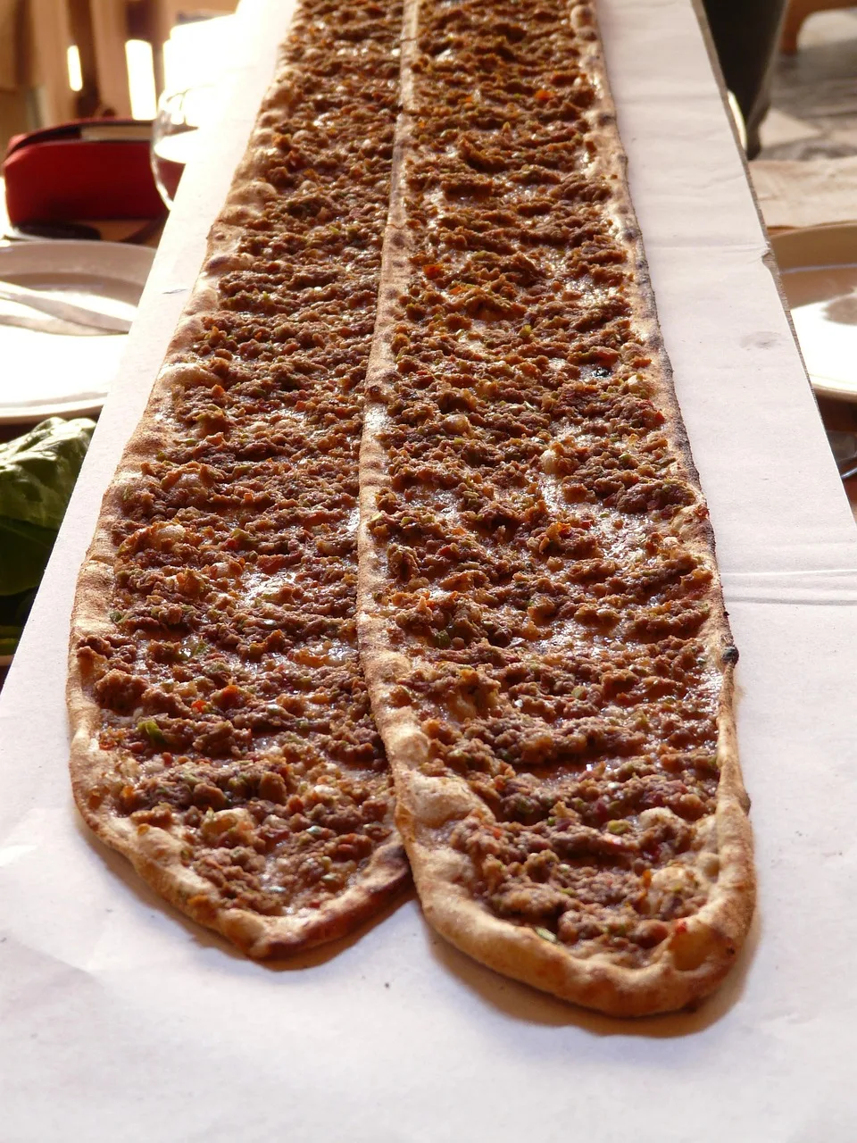 Türk pizzası lezzeti ince lavaş üzeri